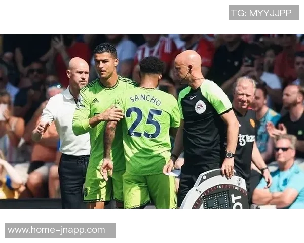 内托禁区内摔倒未获判罚C罗射门稍稍偏出引发争议